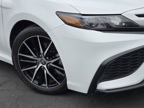 Used 2021 Toyota Camry SE w/ Convenience Package FWD image 9