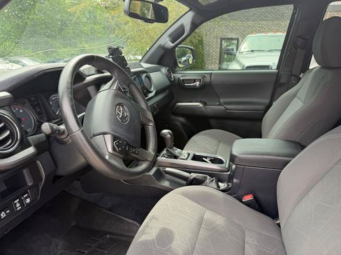 Used 2017 Toyota Tacoma TRD Sport AWD/4WD image 13