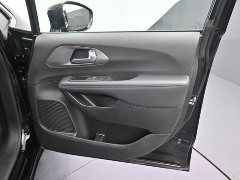 Used 2026 Chrysler Pacifica Select FWD image 17