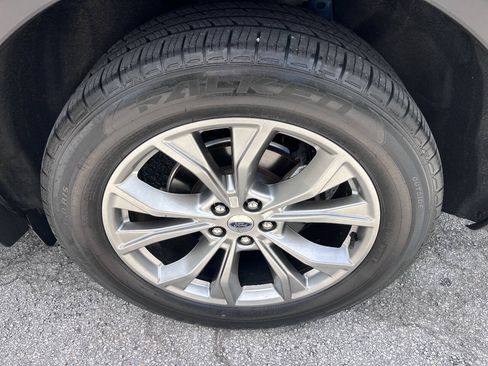 Used 2021 Ford Explorer Limited w/ Equipment Group 301A AWD/4WD image 18
