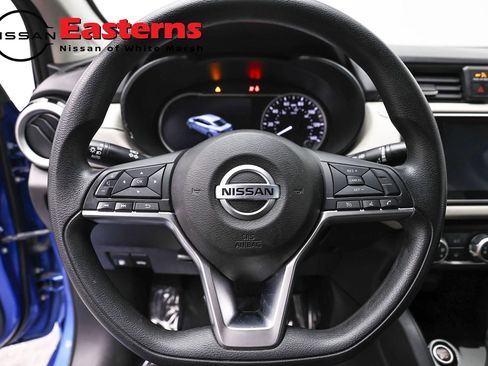 Used 2022 Nissan Versa SV FWD image 10