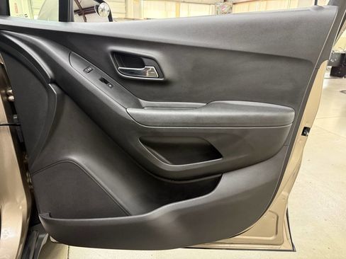 Used 2018 Chevrolet Trax LT w/ LT Convenience Package image 17