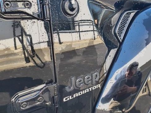 Used 2022 Jeep Gladiator Overland image 10