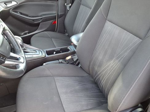 Used 2017 Ford Focus SE w/ Cold Weather Package image 3