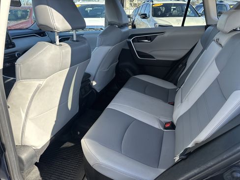 Used 2021 Toyota RAV4 XLE Premium image 20