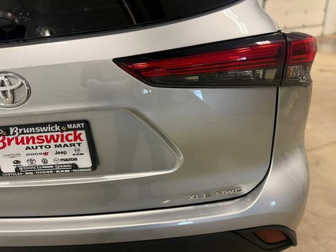 Used 2023 Toyota Highlander XLE AWD/4WD image 16