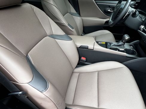 Used 2025 Lexus ES 300h w/ Premium Package FWD image 44