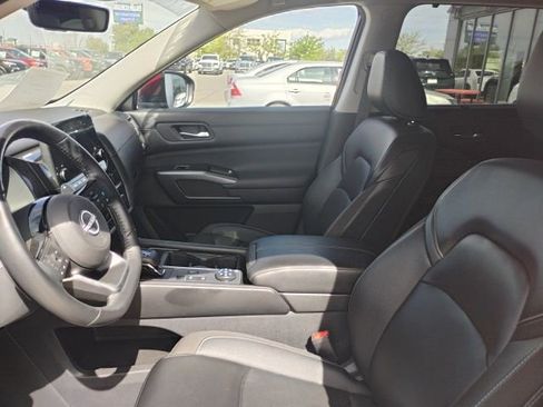 Used 2023 Nissan Pathfinder SL AWD/4WD image 17