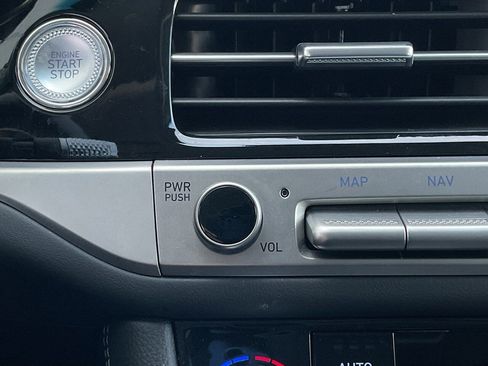 Used 2025 Genesis G70 2.5T image 30