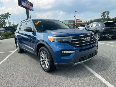 Used 2021 Ford Explorer XLT w/ Equipment Group 202A AWD/4WD image 3