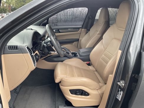 Used 2023 Porsche Cayenne AWD/4WD image 15