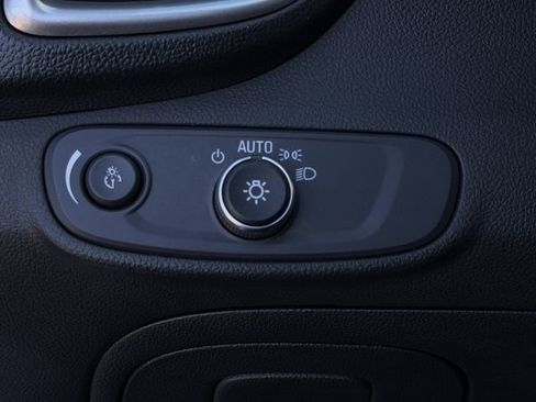 Used 2022 Chevrolet Trax LT w/ LT Convenience Package image 23