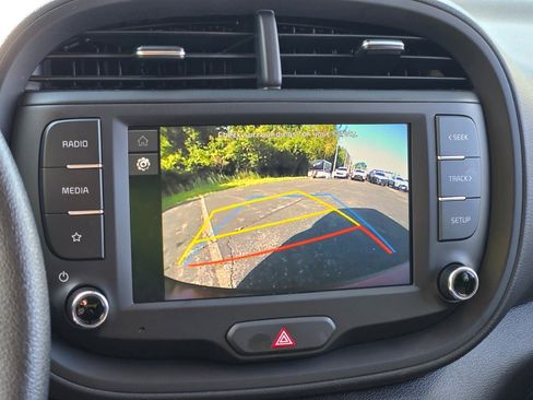 Used 2025 Kia Soul LX w/ LX Technology Package FWD image 24