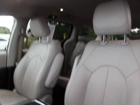 Used 2021 Chrysler Pacifica Touring-L FWD image 20