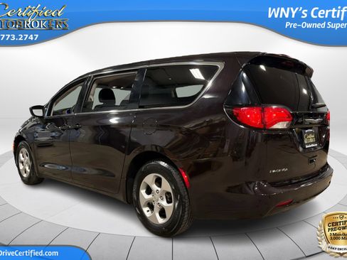 Used 2017 Chrysler Pacifica LX w/ Tire & Wheel Group FWD image 8