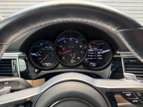 Used 2018 Porsche Macan AWD/4WD image 27