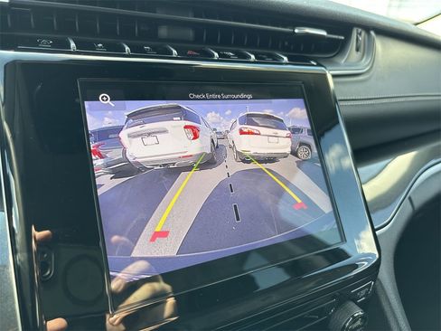 Used 2023 Jeep Grand Cherokee Laredo image 23