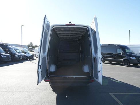 Used 2023 Mercedes-Benz Sprinter 2500 image 7