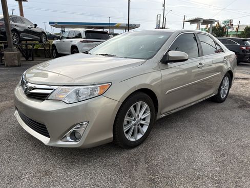 Used 2014 Toyota Camry XLE w/ Convenience Package FWD image 7
