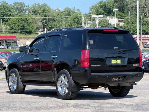 Used 2007 GMC Yukon SLT w/ SLT Preferred Equipment Group AWD/4WD image 2