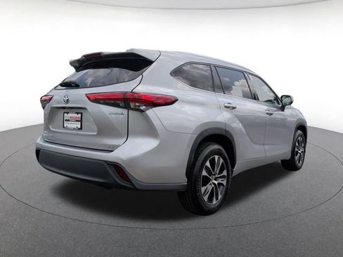 Used 2021 Toyota Highlander XLE FWD image 6