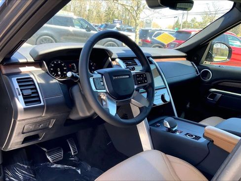 Used 2025 Land Rover Discovery Dynamic SE AWD/4WD image 16