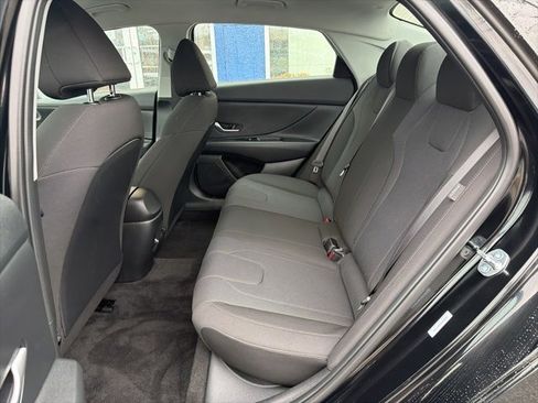 Used 2025 Hyundai Elantra SE image 31