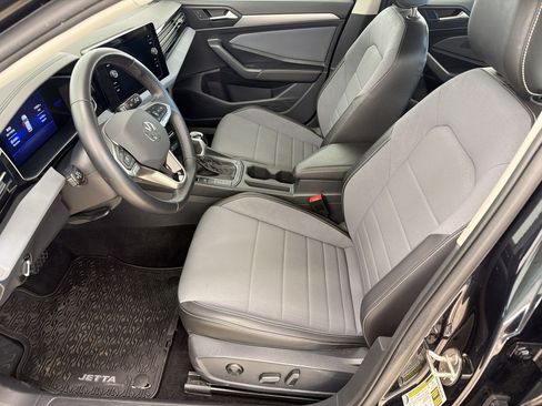 Used 2025 Volkswagen Jetta SE FWD image 5