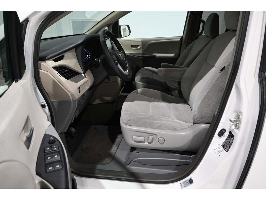 Used 2019 Toyota Sienna LE FWD image 13