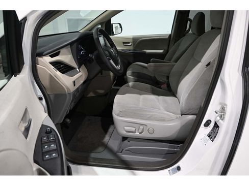 Used 2019 Toyota Sienna LE FWD image 13