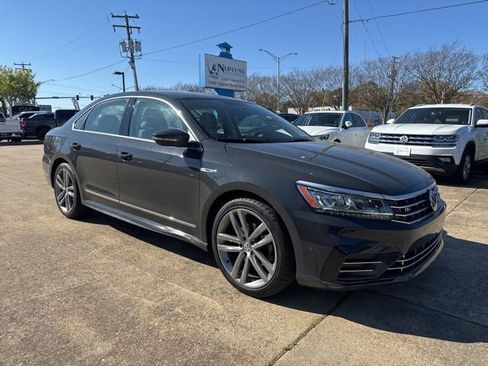 Used 2017 Volkswagen Passat 1.8T R-Line w/ R-Line Lighting Package FWD image 2
