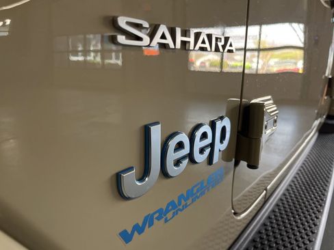 Used 2022 Jeep Wrangler Unlimited Sahara w/ Cold Weather Group AWD/4WD image 11