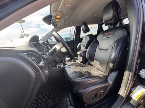 Used 2019 Jeep Cherokee Trailhawk AWD/4WD image 12