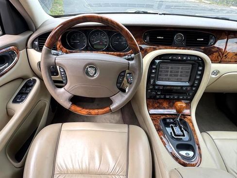 Used 2005 Jaguar XJ8 L image 9