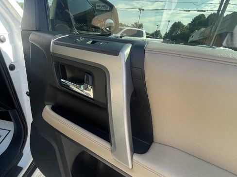 Used 2016 Toyota 4Runner SR5 Premium RWD image 19