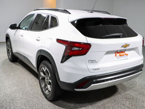 Used 2024 Chevrolet Trax LT w/ Sunroof Package FWD image 9