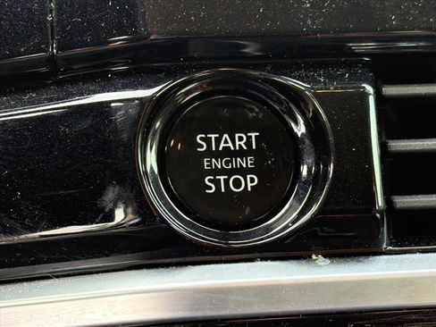 Used 2025 Nissan Pathfinder SL image 11