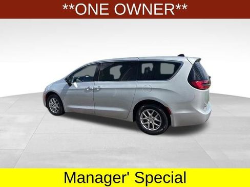 Used 2024 Chrysler Pacifica Touring-L FWD image 4