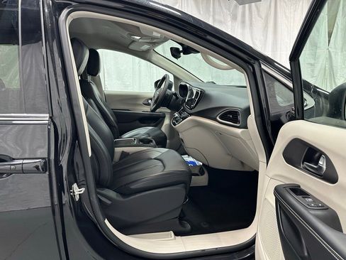 Used 2023 Chrysler Pacifica Touring-L image 59