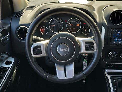 Used 2017 Jeep Compass Latitude FWD image 19
