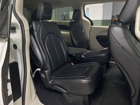 Used 2022 Chrysler Pacifica Touring-L image 30