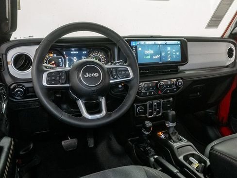 Used 2025 Jeep Wrangler Unlimited Sahara AWD/4WD image 7