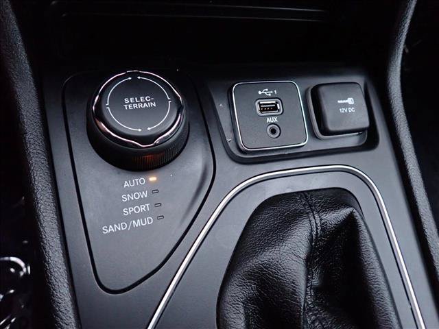 Used 2019 Jeep Cherokee Latitude w/ Popular Appearance Group AWD/4WD image 16