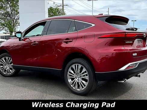 Used 2022 Toyota Venza XLE image 3