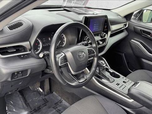 Used 2024 Toyota Highlander LE image 11