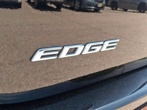 Used 2018 Ford Edge Titanium FWD image 31