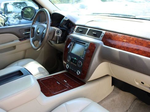 Used 2011 Chevrolet Suburban LTZ RWD image 41