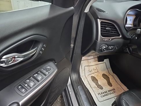 Used 2019 Jeep Cherokee Limited image 26