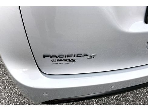 Used 2026 Chrysler Pacifica Premium FWD image 11