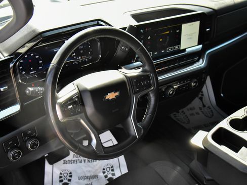 Used 2022 Chevrolet Silverado 1500 LT AWD/4WD image 14